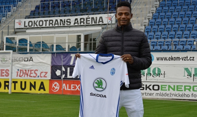 Devatenáctiletý fotbalista bude ve středočeském klubu hostovat.