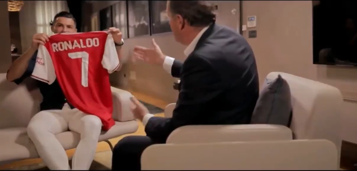 Cristiano Ronaldo přebírá dres Arsenalu.