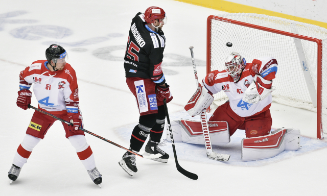 Zleva Jan Švrček z Olomouce, Tomáš Marcinko z Třince a brankář Olomouce Branislav Konrád.