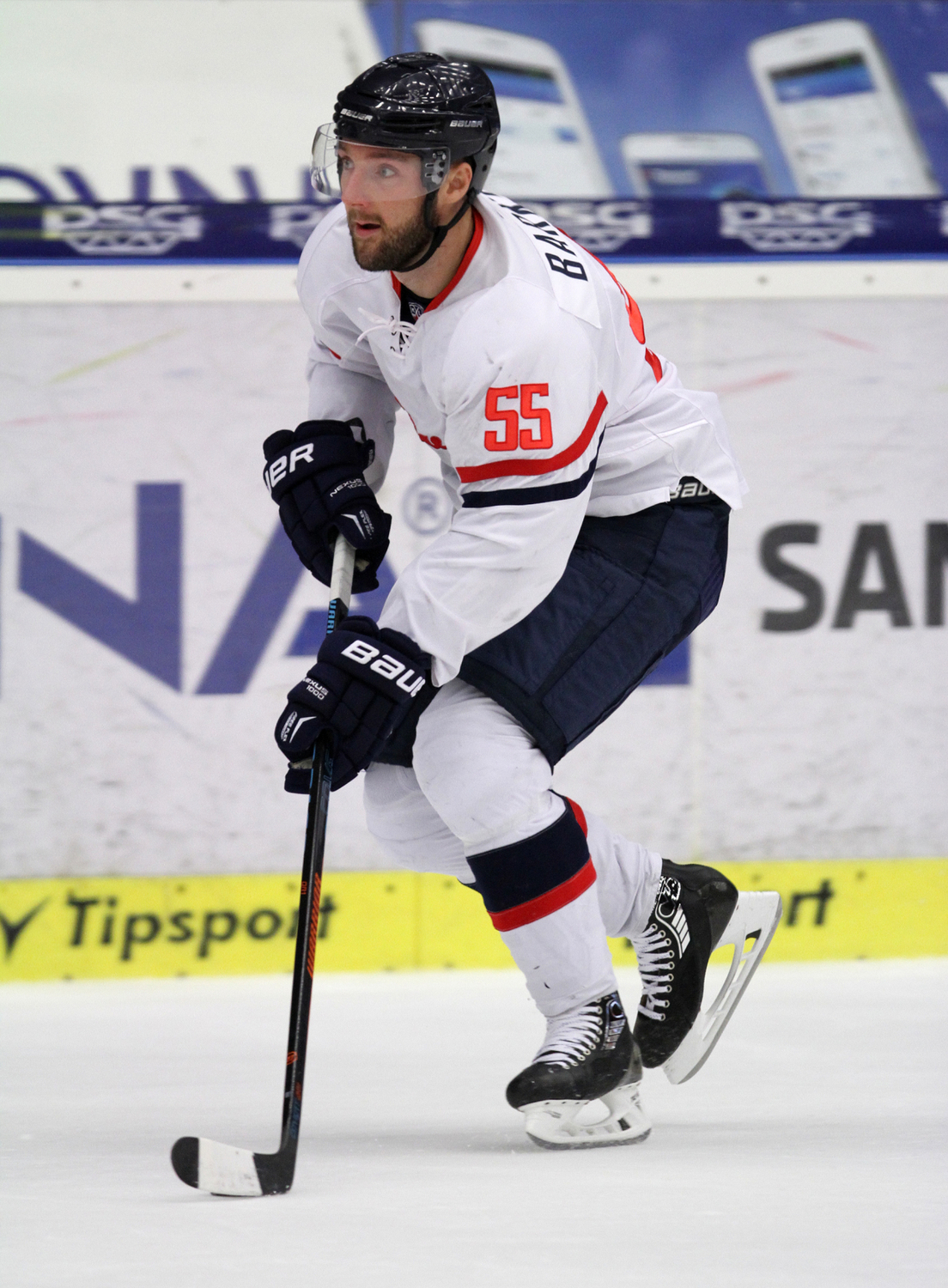Hokejisty extraligového Třince posílí třiatřicetiletý kanadský obránce Cam Barker. 