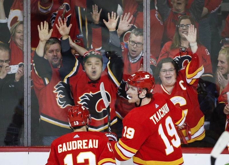 Útočník Tkachuk pokračuje v Calgary. O kolik si polepší?