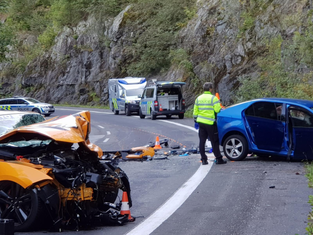 Srážka sportovního vozu Ford Mustang se Škodou Rapid u Špindlerova Mlýna v Krkonoších.