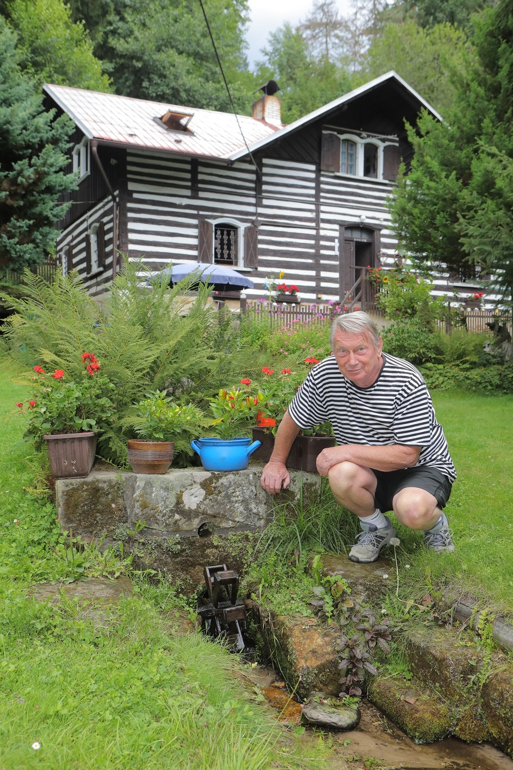 Pohádková roubenka u rybníka Josefa Dvořáka.