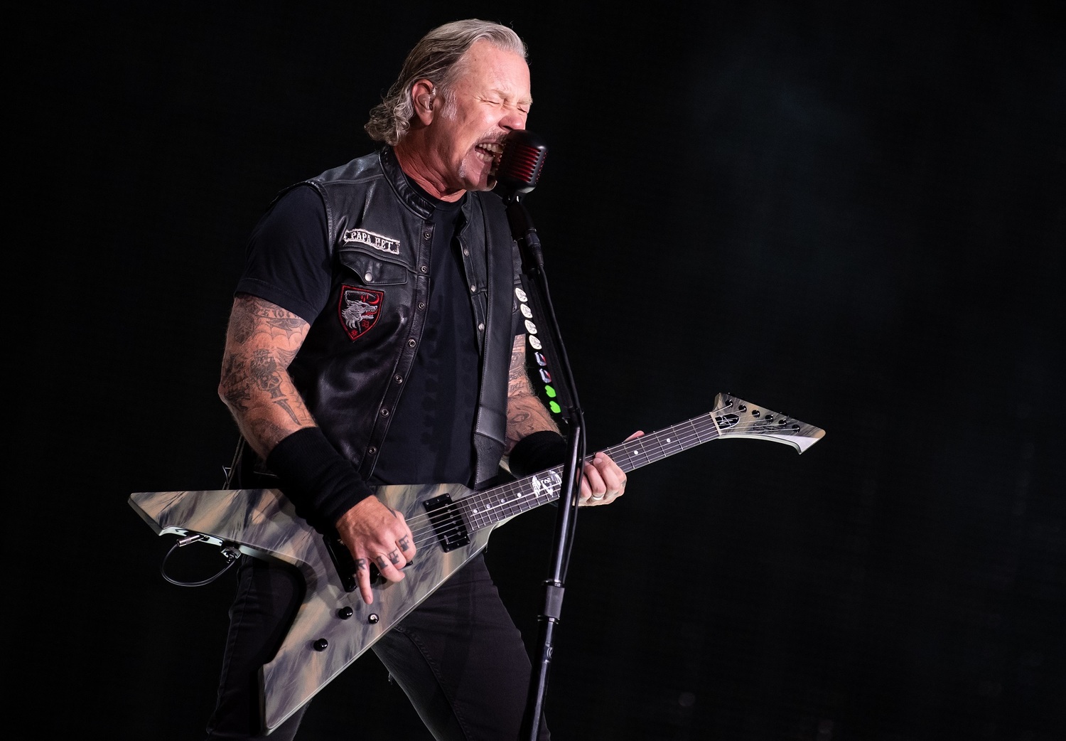 Zpěvák a kytarista James Hetfield.