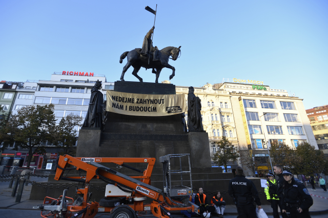 Aktivisté umístili transparent na sochu sv. Václava.