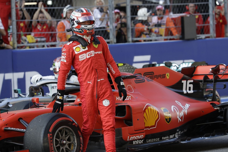 Leclerc se dere na vrchol, opět si dojel pro pole position.