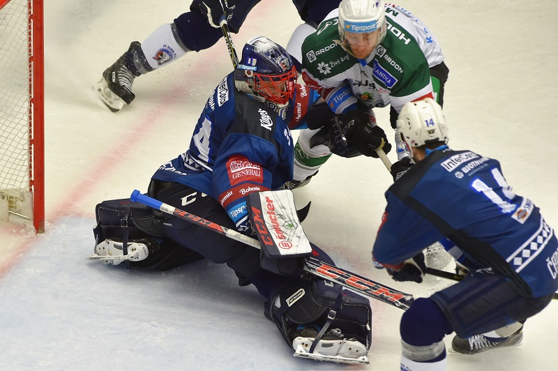 Hokejisté Plzně zvítězili v dohrávce 5. kola extraligy v západočeském derby v Karlových Varech.