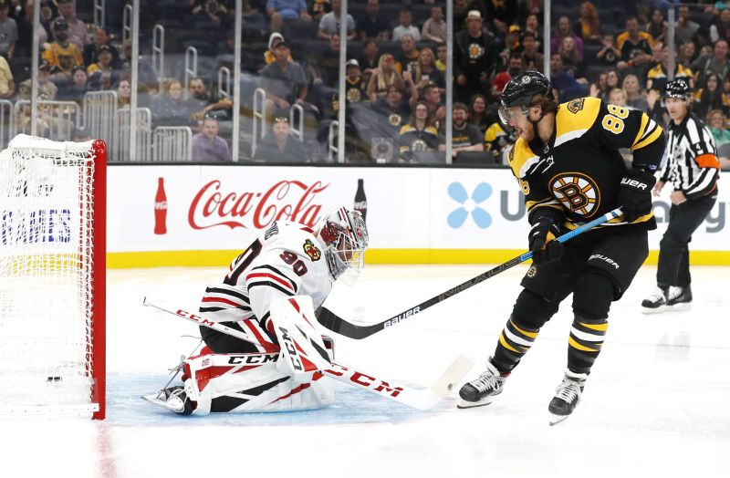 David Pastrňák dává gól v přípravě na NHL.