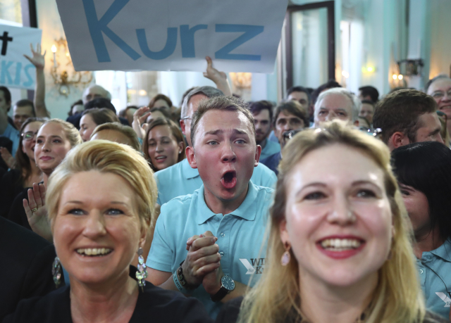 Kurzovi příznivci oslavují.