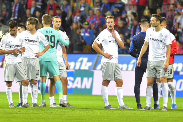 Zklamaní fotbalisté Sparty. 