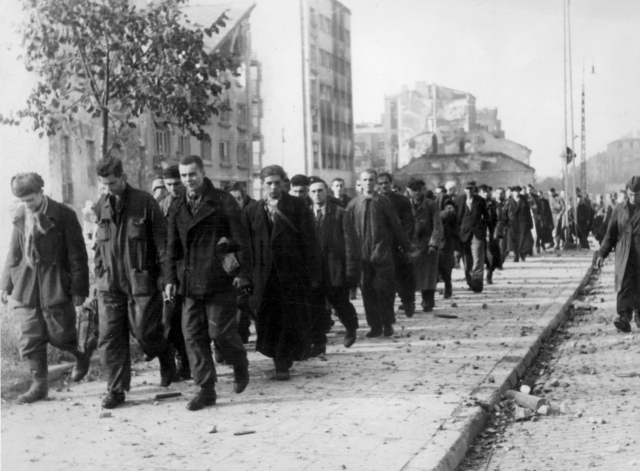 Varšavské povstání proti německé okupaci z 1. srpna 1944. Polští povstalci putují do zajetí.