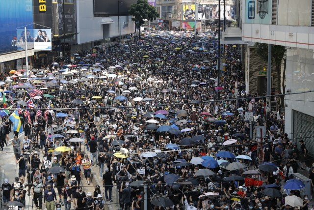 Lidé v Hongkongu protestují proti Číně.