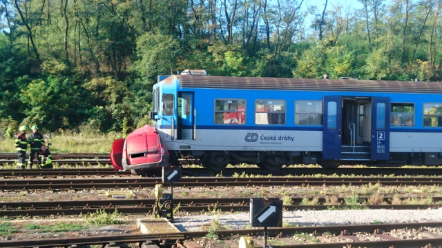 Vlak na Znojemsku narazil do osobního vozu, dva mrtví.