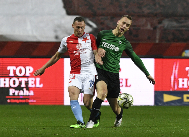 Zleva Jan Bořil ze Slavie a Miloš Kratochvíl z Jablonce.