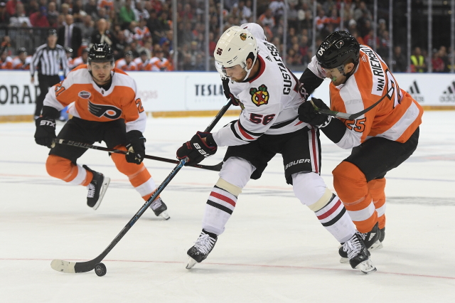 Zleva Erik Gustafsson z Chicaga a James van Riemsdyk z Philadelphie.