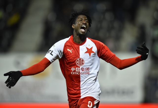 Peter Olayinka ze Slavie se raduje z gólu.