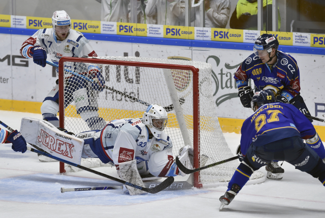 Střídající brankář Brna Lukáš Klimeš inkasuje gól. Vlevo Tomáš Bartejs z Brna, vpravo autor gólu Antonín Honejsek ze Zlína a Pavel Kubiš ze Zlína