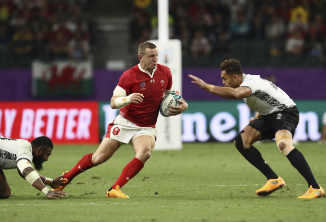 Hadleigh Parkes z Walesu se snaží přejít obranou Fidži.