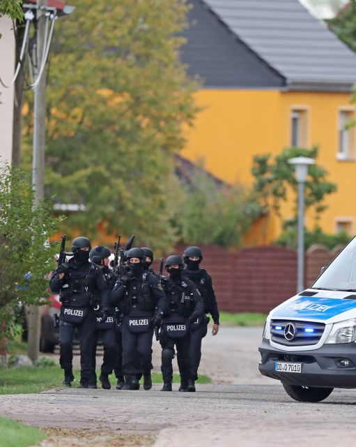 Místní policie při zásahu.