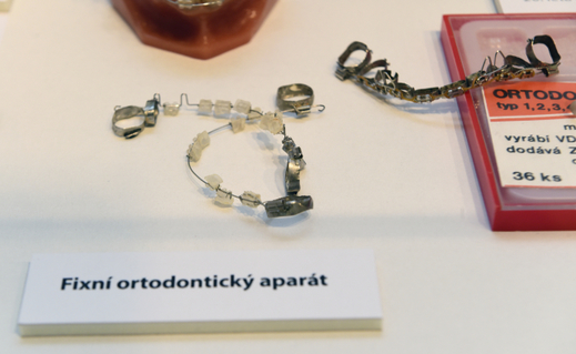 Fixní ortodontický aparát.