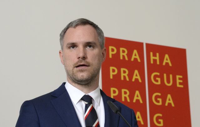 Primátor Zdeněk Hřib vystoupil v Praze na tiskové konferenci k ukončení partnerské smlouvy Prahy s Pekingem.