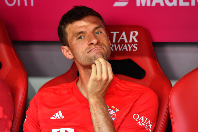 Thomas Müller na lavičce náhradníků Bayernu Mnichov.