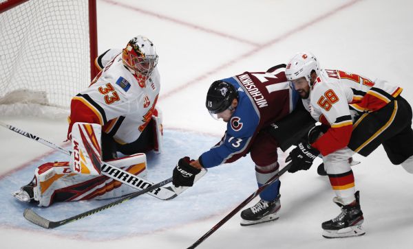 Brankář David Rittich během čtvrtečního utkání NHL.
