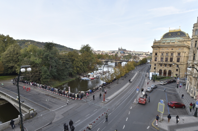 Lidé čekají 11. října 2019 frontu u pražského Žofína, kde se koná veřejné rozloučení s Karlem Gottem.