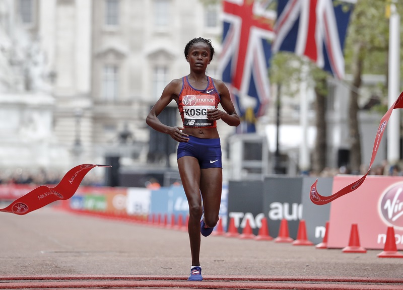 Keňská vytrvalkyně Brigid Kosgeiová zaběhla v Chicagu světový rekord v maratonu.