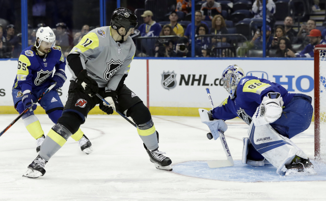 Brian Boyle zkouší zakončit mezi nohama během All-Star game.