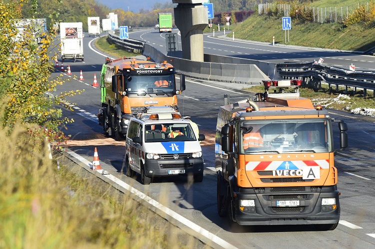 Silničáři odklízeli 14. října 2019 následky tragické hromadné nehody.