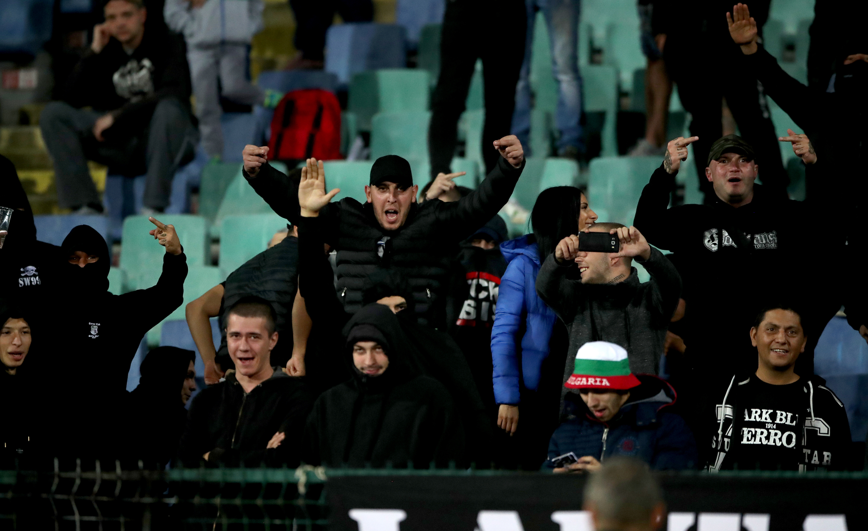 Bulharští fotbaloví fanoušci při zápase s Anglií.
