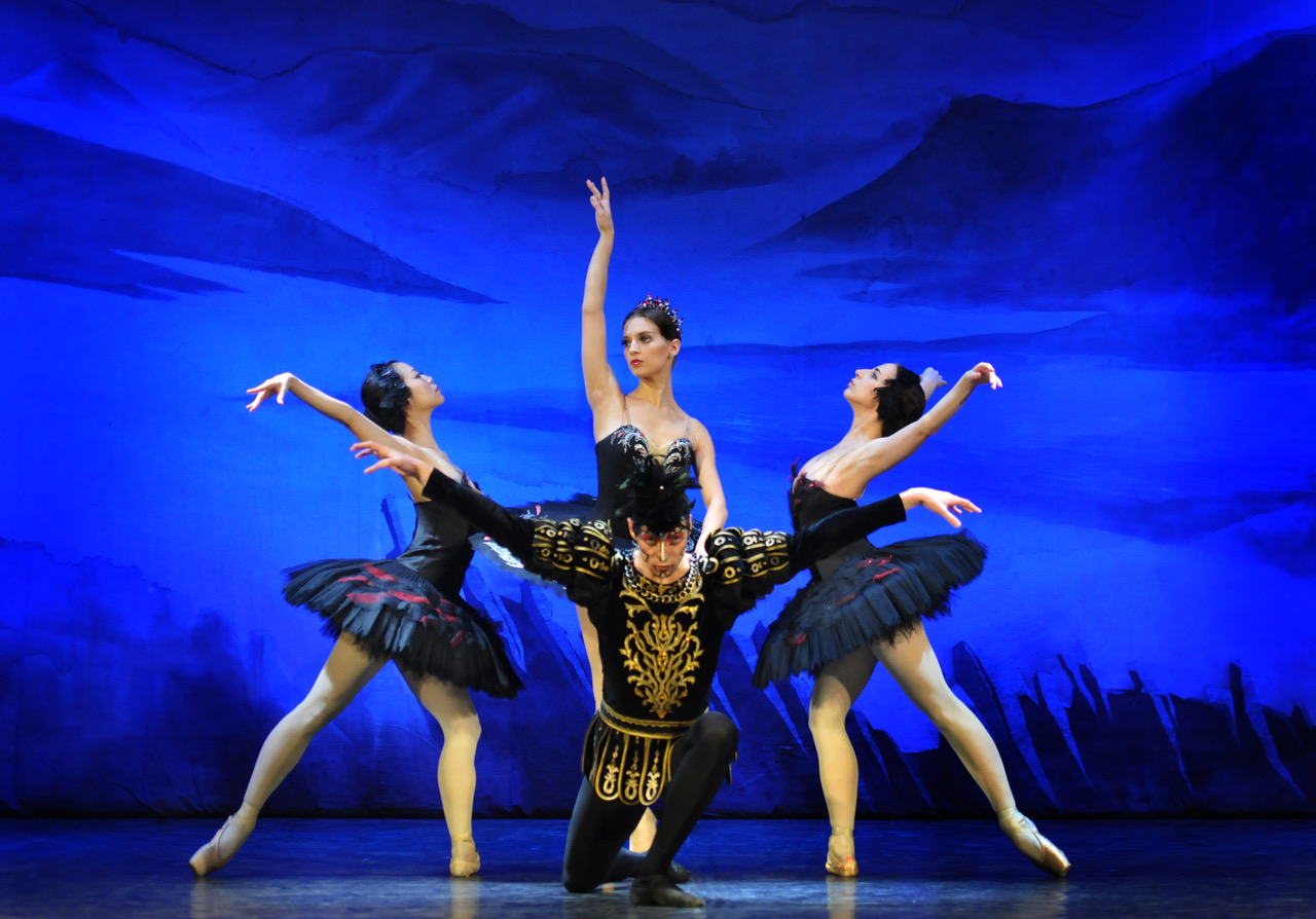 Soubor Royal Moscow Ballet zatančí Labutí jezero.