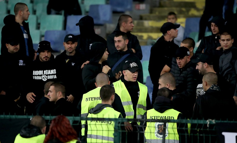 V Bulharsku obvinili mladíka za rasismus proti Anglii.