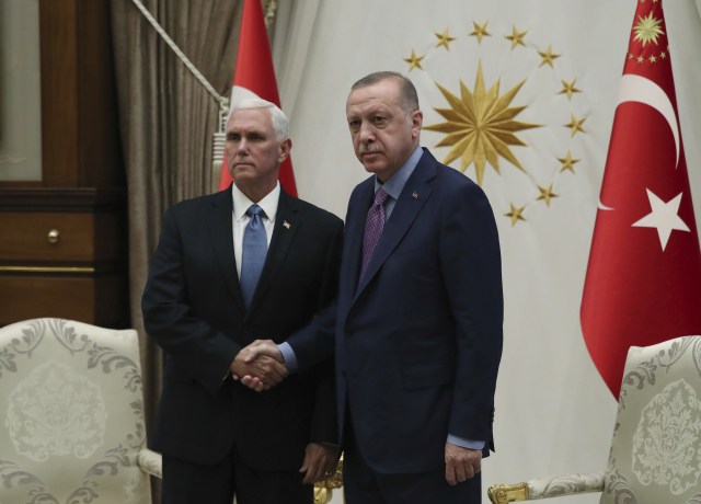 Viceprezident Mike Pence (vlevo) a turecký prezident Recep Tayyip Erdogan.