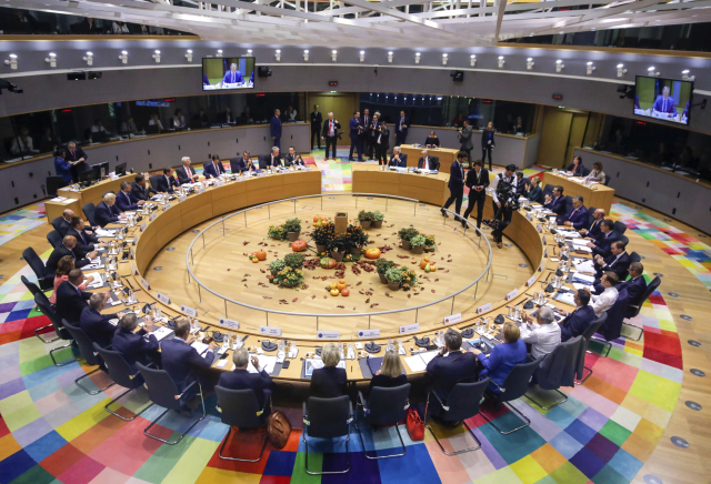 Unijní lídři na debatě v Bruselu.