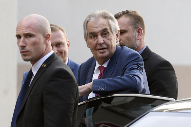 Prezident Miloš Zeman (třetí zleva).