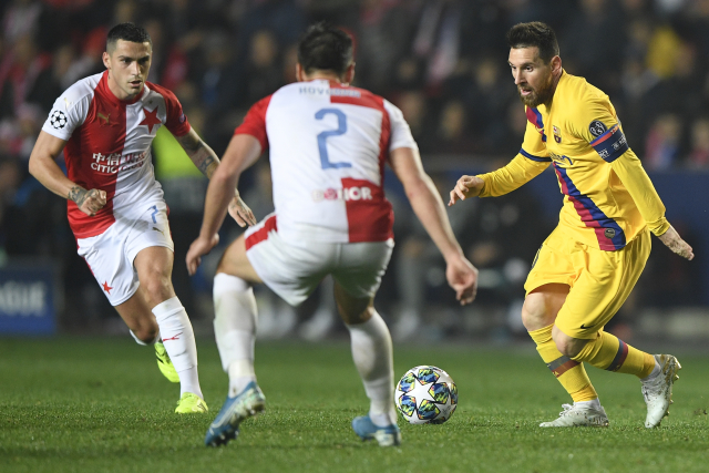 Zleva Nicolae Stanciu a David Hovorka ze Slavie a Lionel Messi z Barcelony.