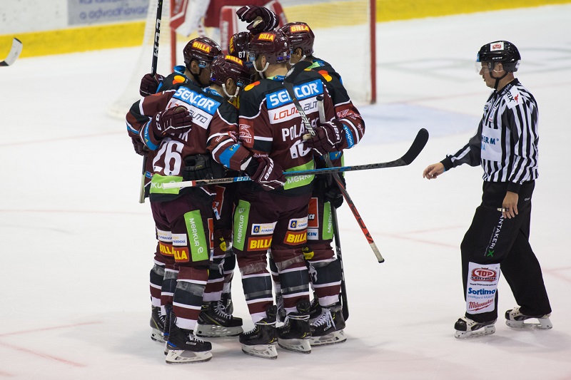 Hokejisté Sparty vyhráli ve 14. kole extraligy na ledě Plzně 3:2 po samostatných nájezdech.