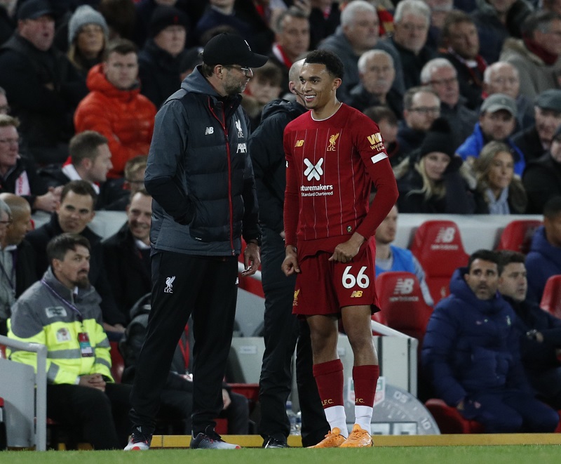 Fotbalisté vedoucího Liverpoolu v desátém kole otočili utkání s Tottenhamem.