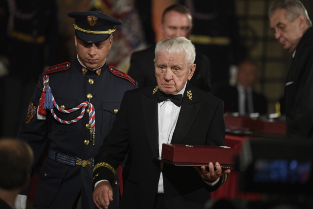 Emil Boček přebral ocenění z rukou prezidenta Zemana.
