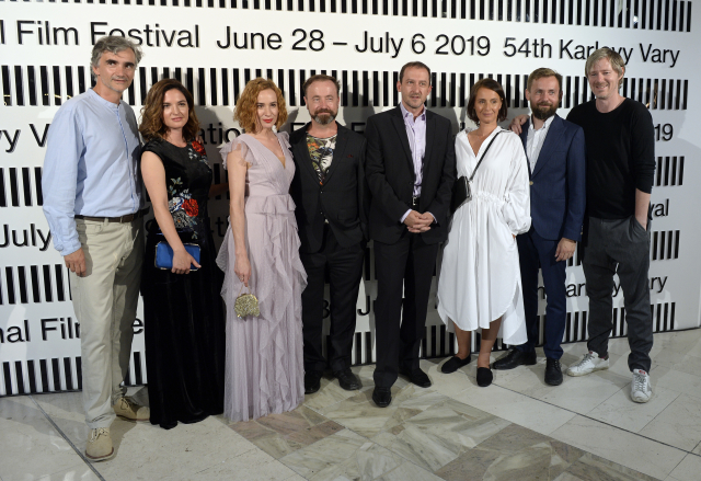 Herci Martin Myšička, Kristýna Maléřová-Podzimková, Táňa Pauhofová, David Nykl, Martin Hofmann, Lenka Vlasáková, Petr Lněnička a režisér Ivan Zachariáš (zleva) na 54. ročníku mezinárodního filmového festivalu v Karlových Varech. Představují seriál z produkce HBO Europe s názvem Bez vědomí.