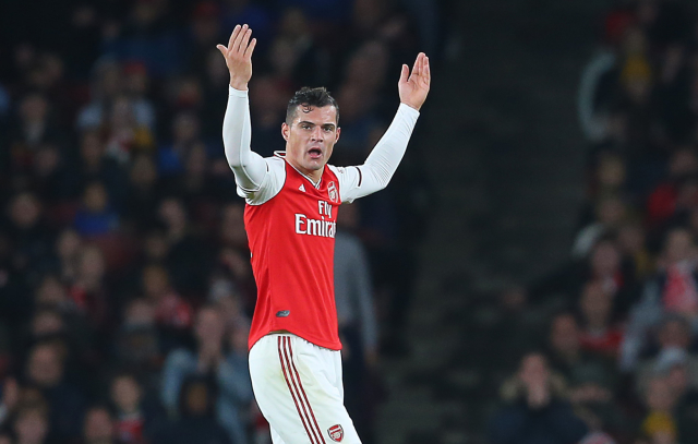 Granit Xhaka hecuje fanoušky během svého vystřídání.