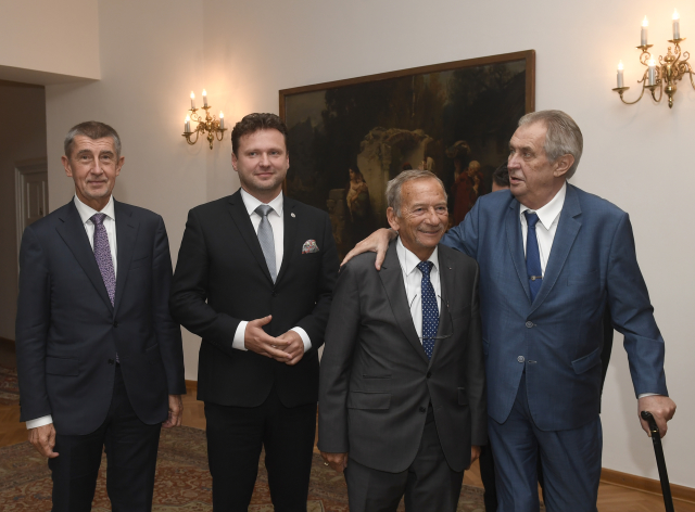 Zleva premiér Andrej Babiš (ANO), předseda Sněmovny Radek Vondráček (ANO), předseda Senátu Jaroslav Kubera (ODS) a prezident Miloš Zeman.