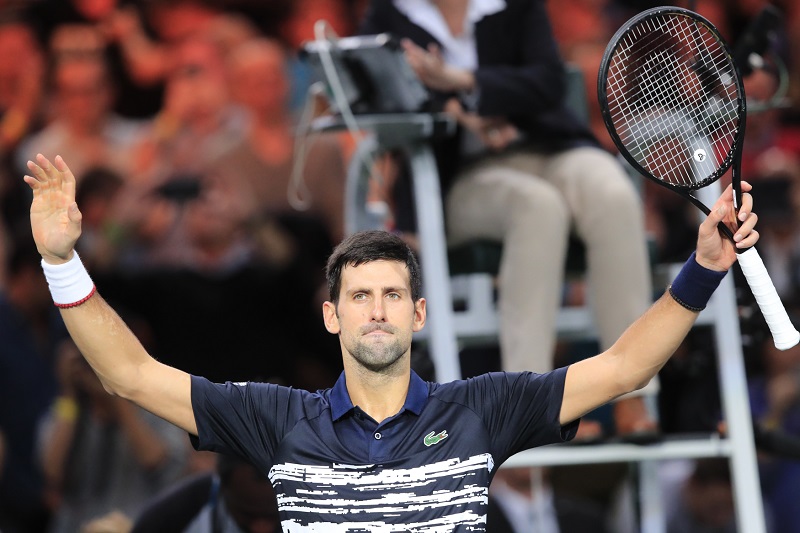 První hráč světa Novak Djokovič zdolal na tenisovém turnaji Masters v Paříži ve čtvrtfinále Řeka Stefanose Tsitsipase.