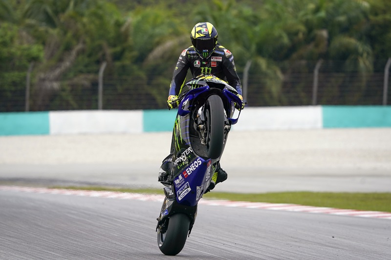 Valentino Rossi si prohodí stroj se svým "kolegou" Lewisem Hamiltonem.