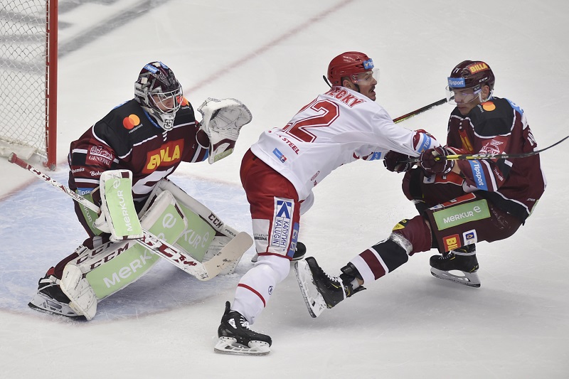 Hokejisté pražské Sparty zvítězili v 16. kole extraligy na ledě Třince 3:2 a připravili úřadujícímu mistru první domácí porážku v sezoně.