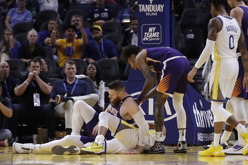 Zlomená ruka připraví hvězdného basketbalistu Stephena Curryho nejméně o tři měsíce NBA.