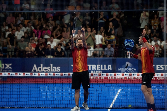 Uri Botello (vlevo) and Javier Ruiz oslavují výhru na World Padel Tour.