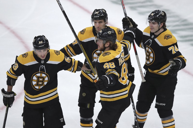 Útočník David Pastrňák přispěl v sobotním utkání NHL gólem a dvěma přihrávkami k výhře Bostonu.
